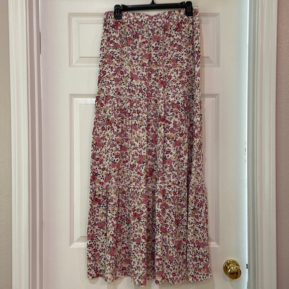ASOS DESIGN Maxi Skirt in Crinkle with Side Split in Ditsy Floral Print - Picture 3 of 10